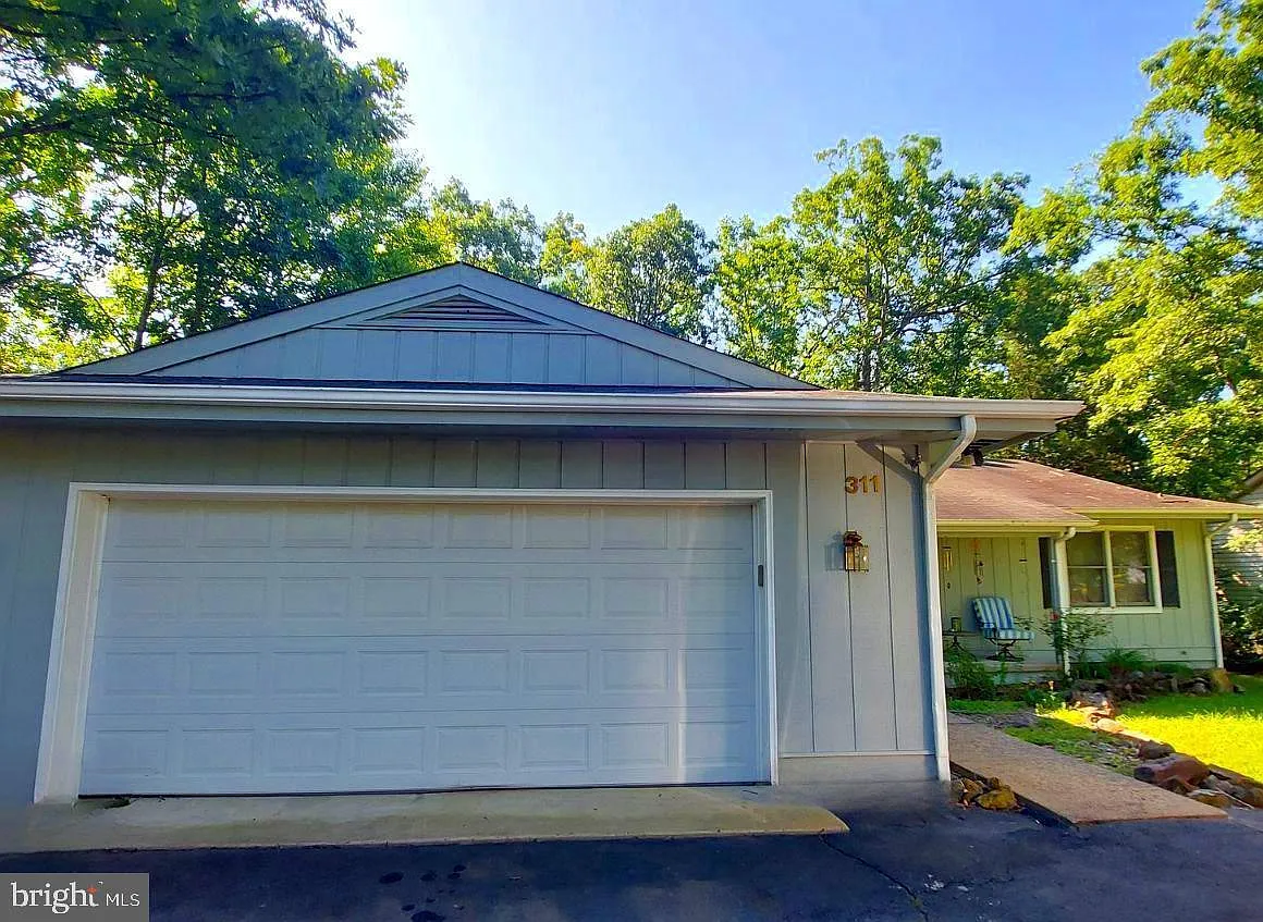 3 bed, 2.0 bath, 1462 sqft, $2,495 — Photo 1