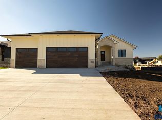 2105 S Red Oak Ave, Sioux Falls, SD 57110