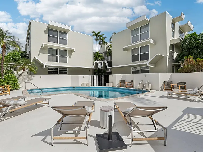 The Oaks Apartments — Photo 26