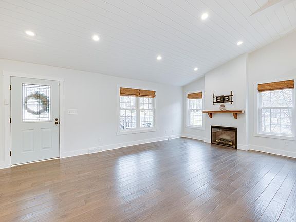 4th image of 128 Woodhaven Ct