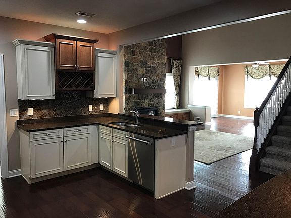 4th image of 704 Arbor Pkwy Unit B