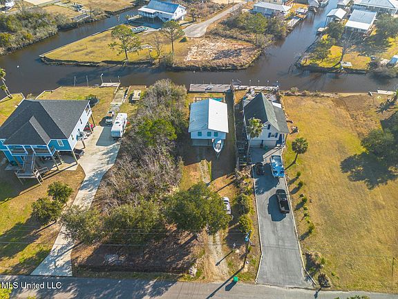 4th image of 814 Camellia Dr