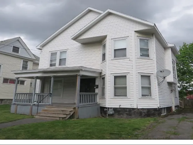 5 bed, 1967 sqft, $700 — Photo 1