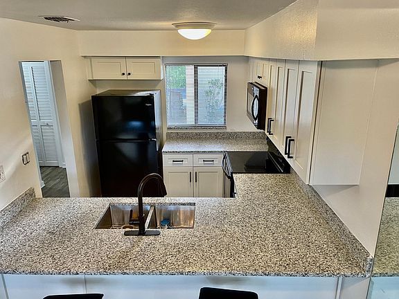 5th image of 693 Belflower Pl