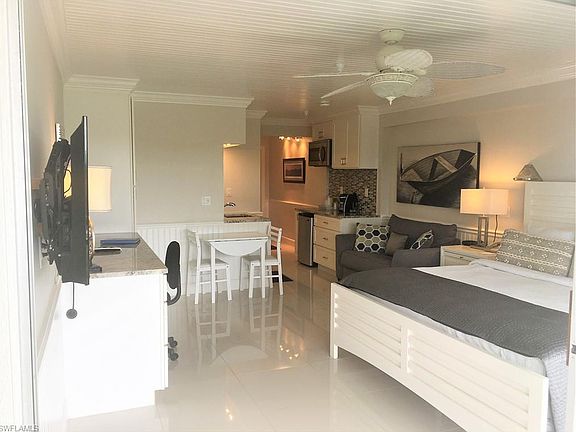 5th image of 900 Broad Ave S #328