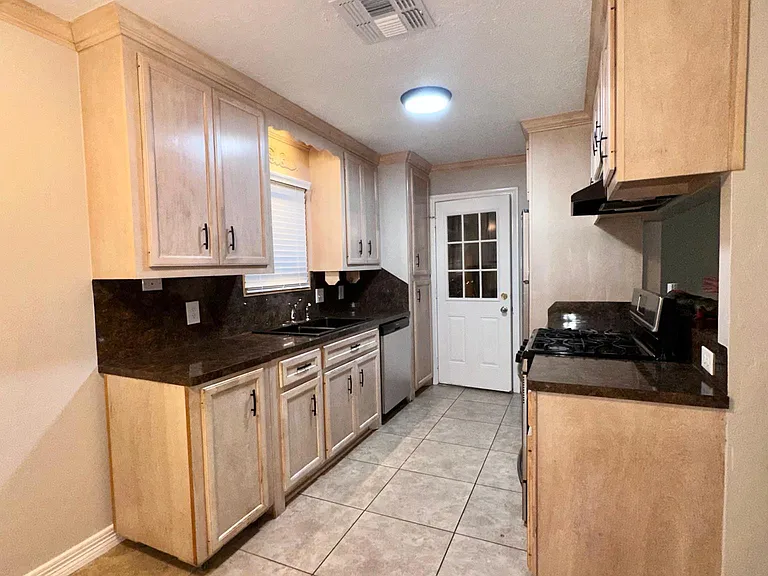 1618 Kenwick Pl — Photo 4