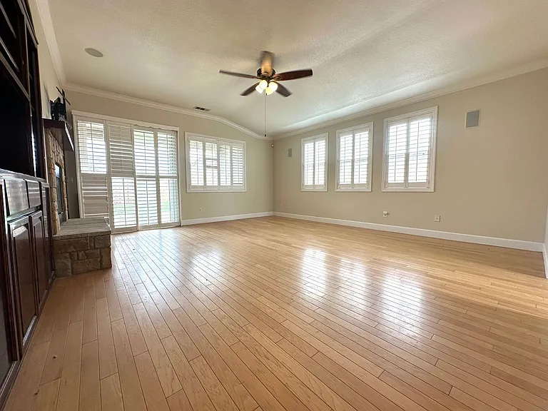 402 Albrecht St — Photo 3