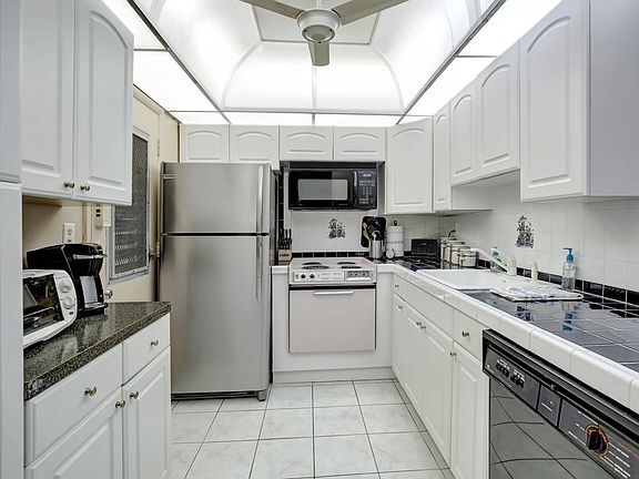 4th image of 17090 NE 14th Avenue #112
