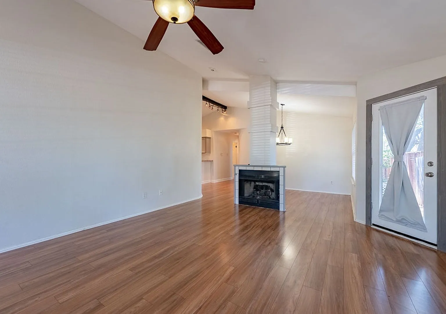Luxury Meets Comfort: Your Dream Single-Family Home with Modern Design and Effortless Elegance Aw... — Photo 4