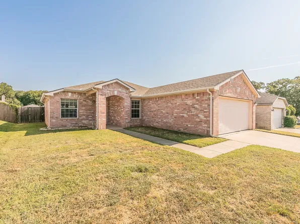 8025 Hidden Oaks Dr, Fort Worth, TX 76120