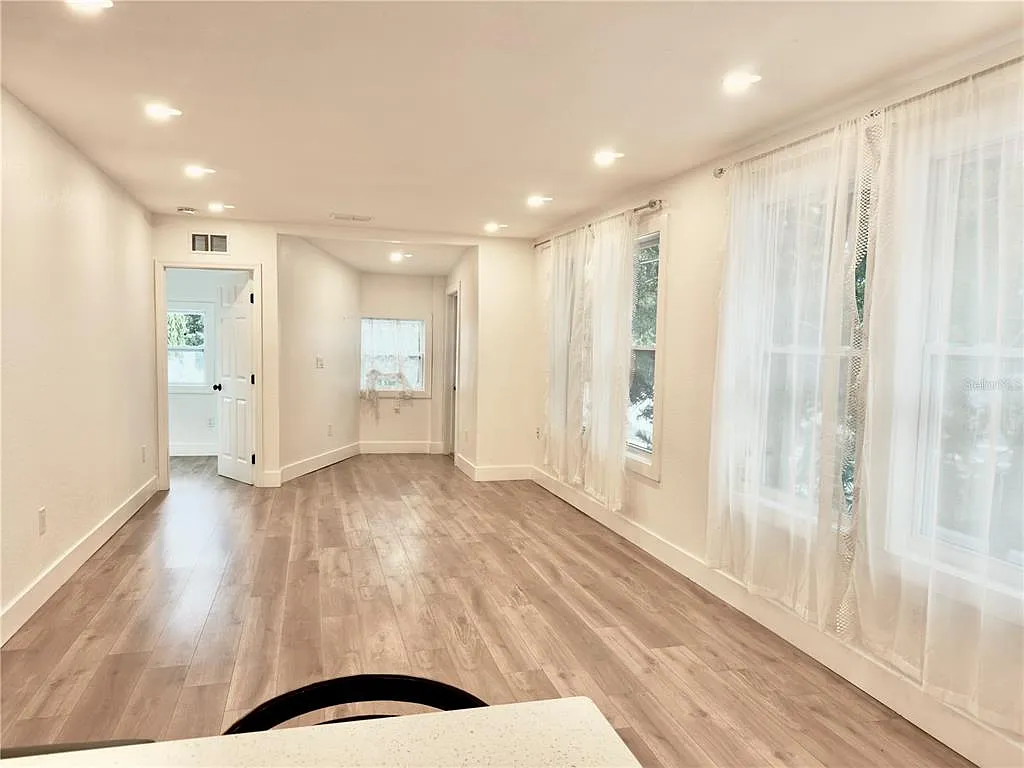 3 bed, 1.0 bath, 1000 sqft, $2,395 — Photo 4