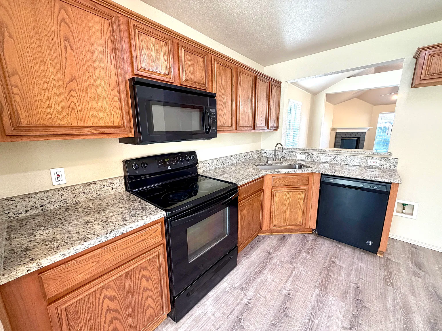 3 bed, 1465 sqft, $2,025 — Photo 4