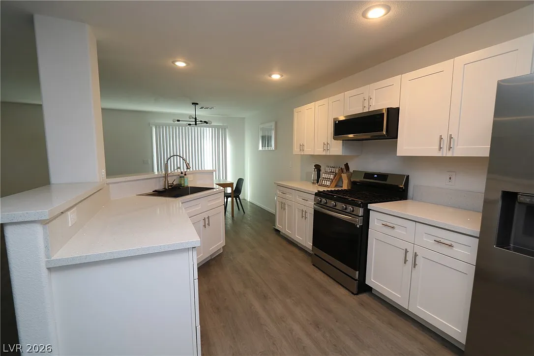 4 bed, 2.5 bath, 1766 sqft, $2,234 — Photo 2