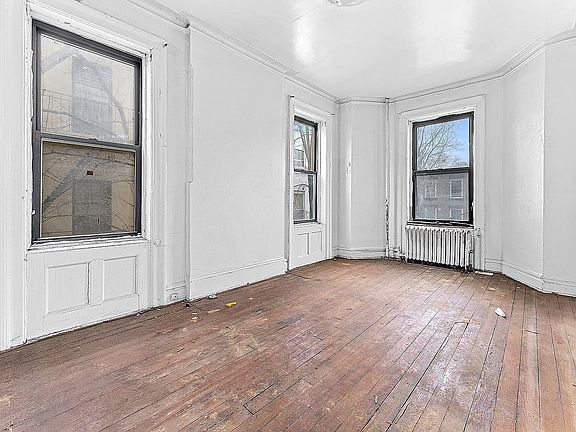 3rd image of 388 Halsey St APT 5