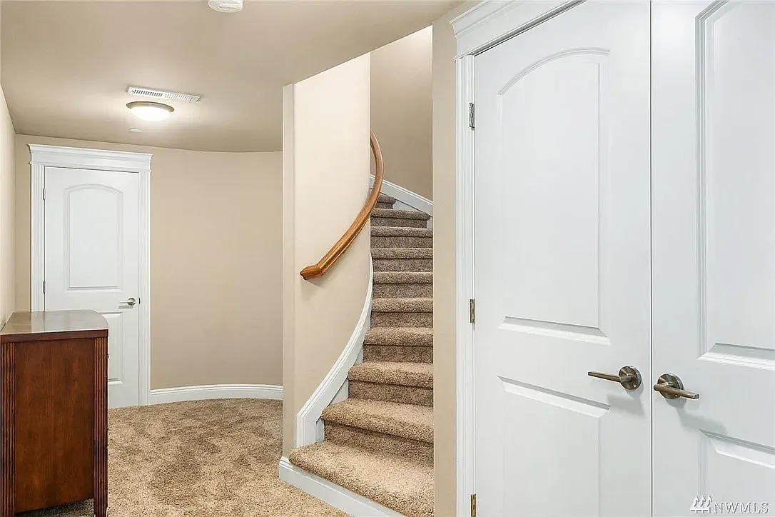 6 bed, 5.5 bath, 5830 sqft, $9,800 — Photo 3