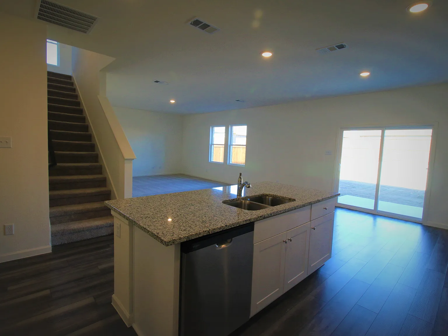 4 bed, 2.5 bath, 2338 sqft, $2,995 — Photo 3