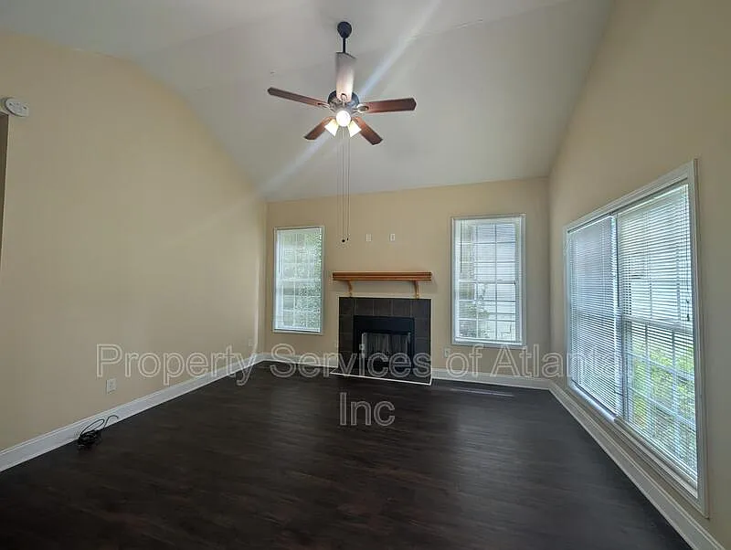 3 bed, 2.0 bath, 1333 sqft, $1,795 — Photo 3