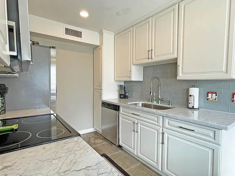 3290 6th Ave #2F — Photo 13