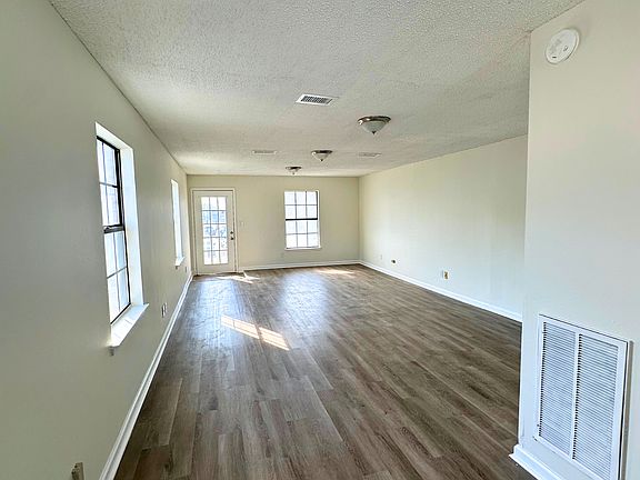 4th image of 2684 Rue Palafox #C