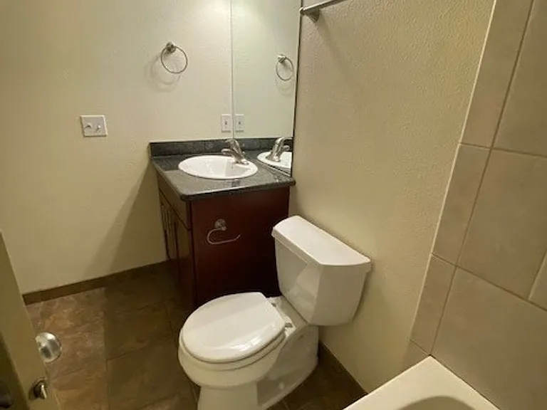6th Ave Apartments — Photo 37