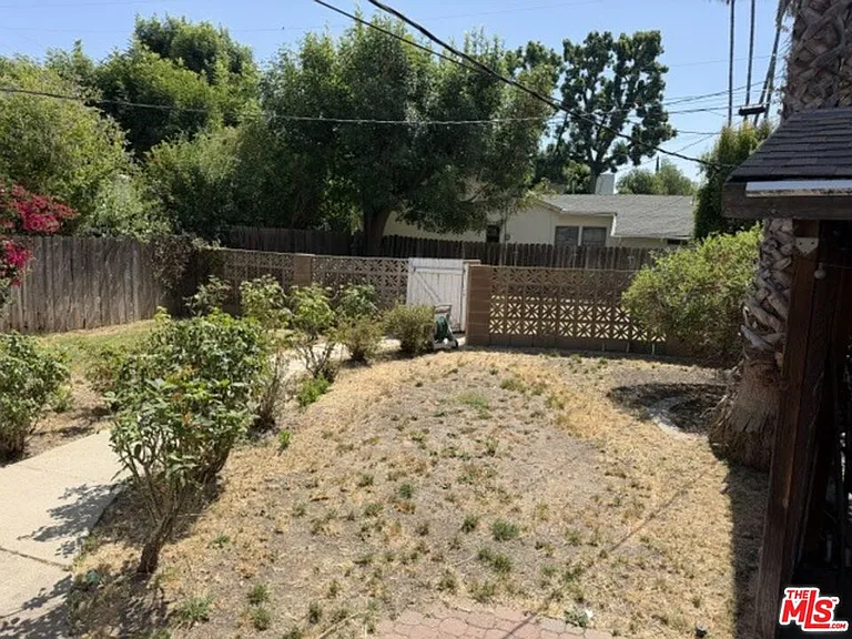 5136 Noble Ave — Photo 9