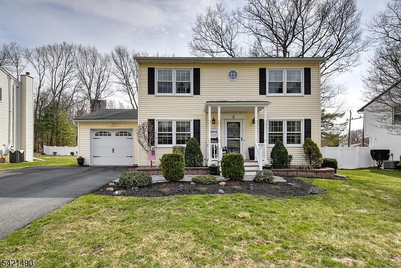 1st image of 8 Loretta Ln