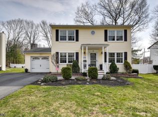 8 Loretta Ln, Oak Ridge, NJ 07438