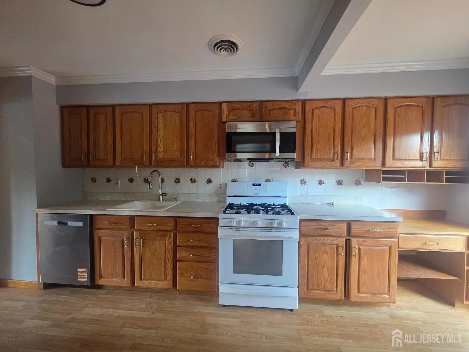 4 bed, 3.0 bath, $4,500 — Photo 2