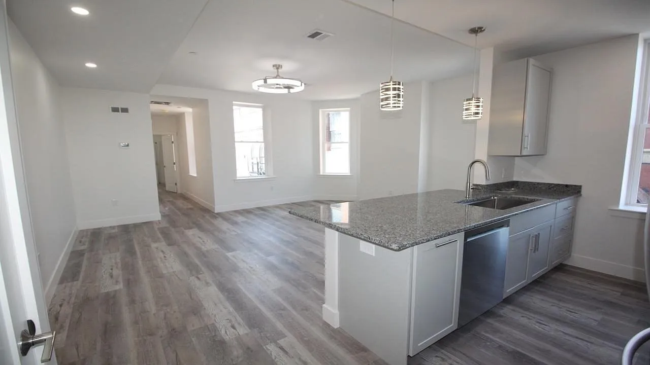 2 bed, 2.0 bath, 99999 sqft, $3,900 — Photo 4