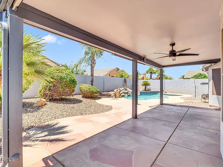1113 E Betsy Ln — Photo 41