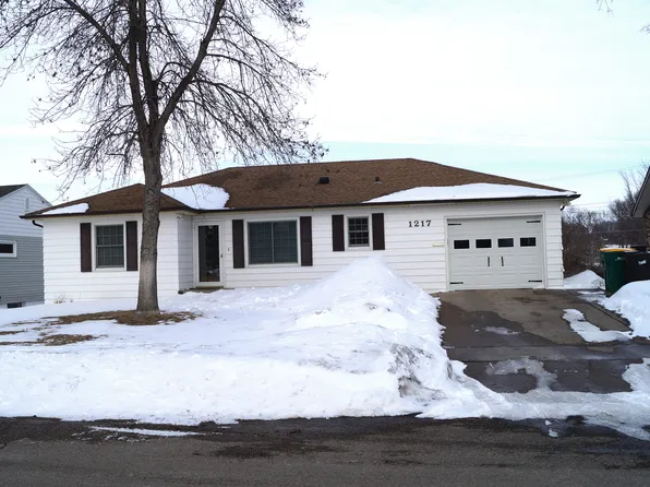 1217 N 1st St, Bismarck, ND 58501