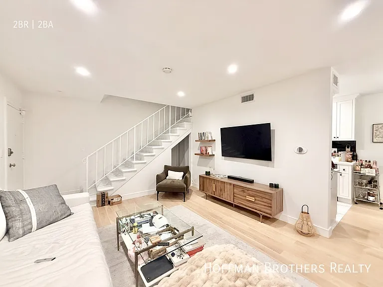 320 N Crescent Dr #8 — Photo 4