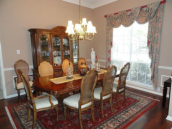 Beautiful formal dining room offers 2in blinds,wood floors, pretty crown, chair & picture frame molding
