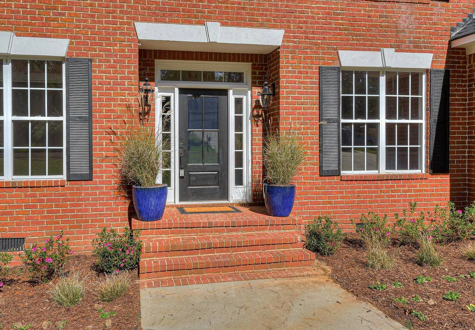 6 bed, 3074 sqft, $3,395 — Photo 2