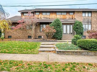4 Fairhill Rd, Edison, NJ 08817