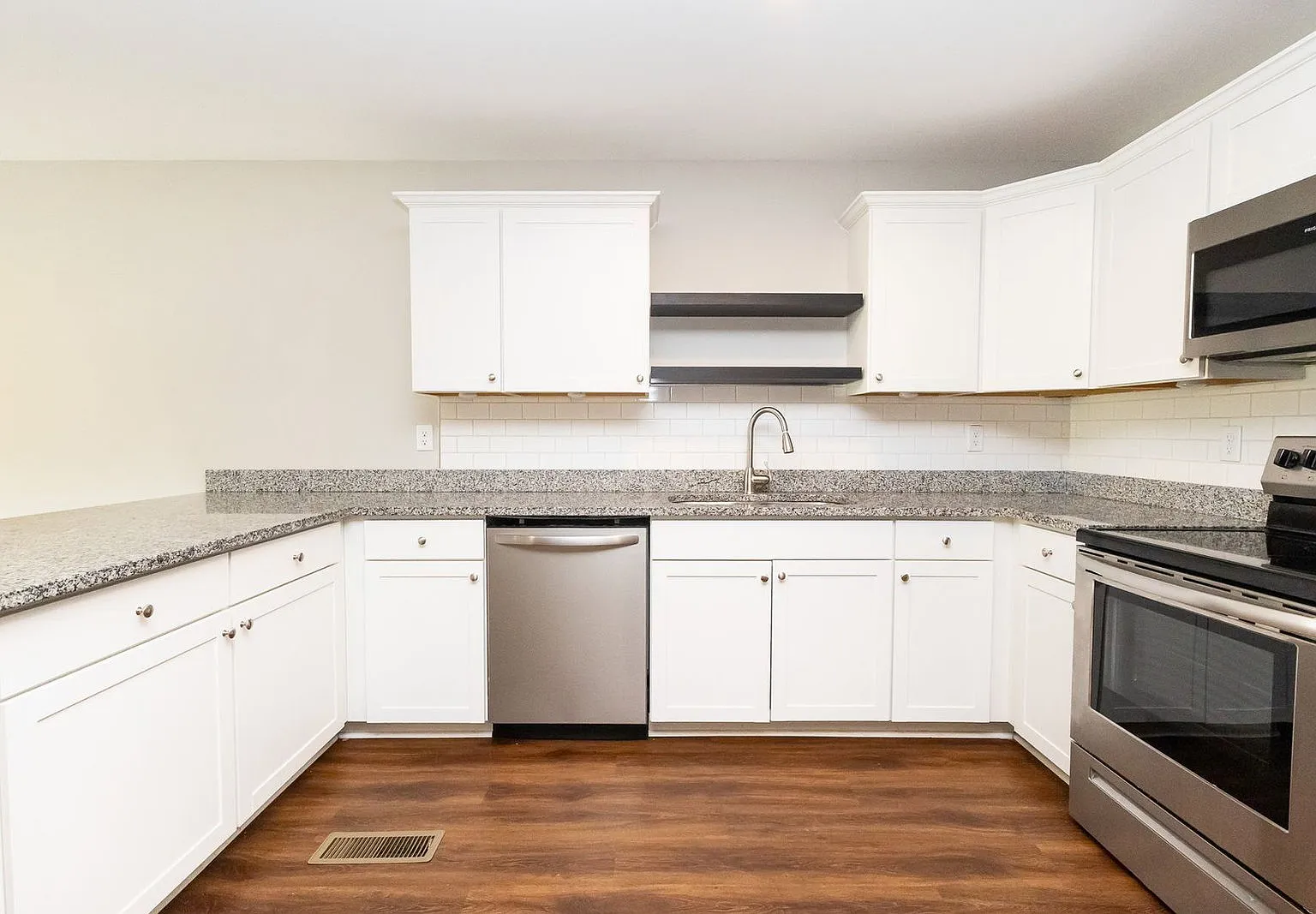 3 bed, 2.5 bath, 1600 sqft, $2,025 — Photo 4