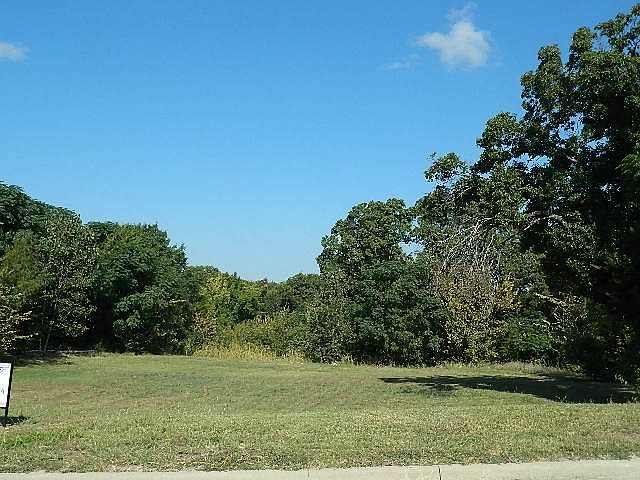 2nd image of 921 Belclaire Cir