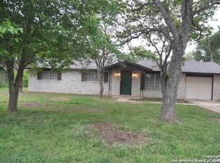 926 County Road 673, Devine, TX 78016