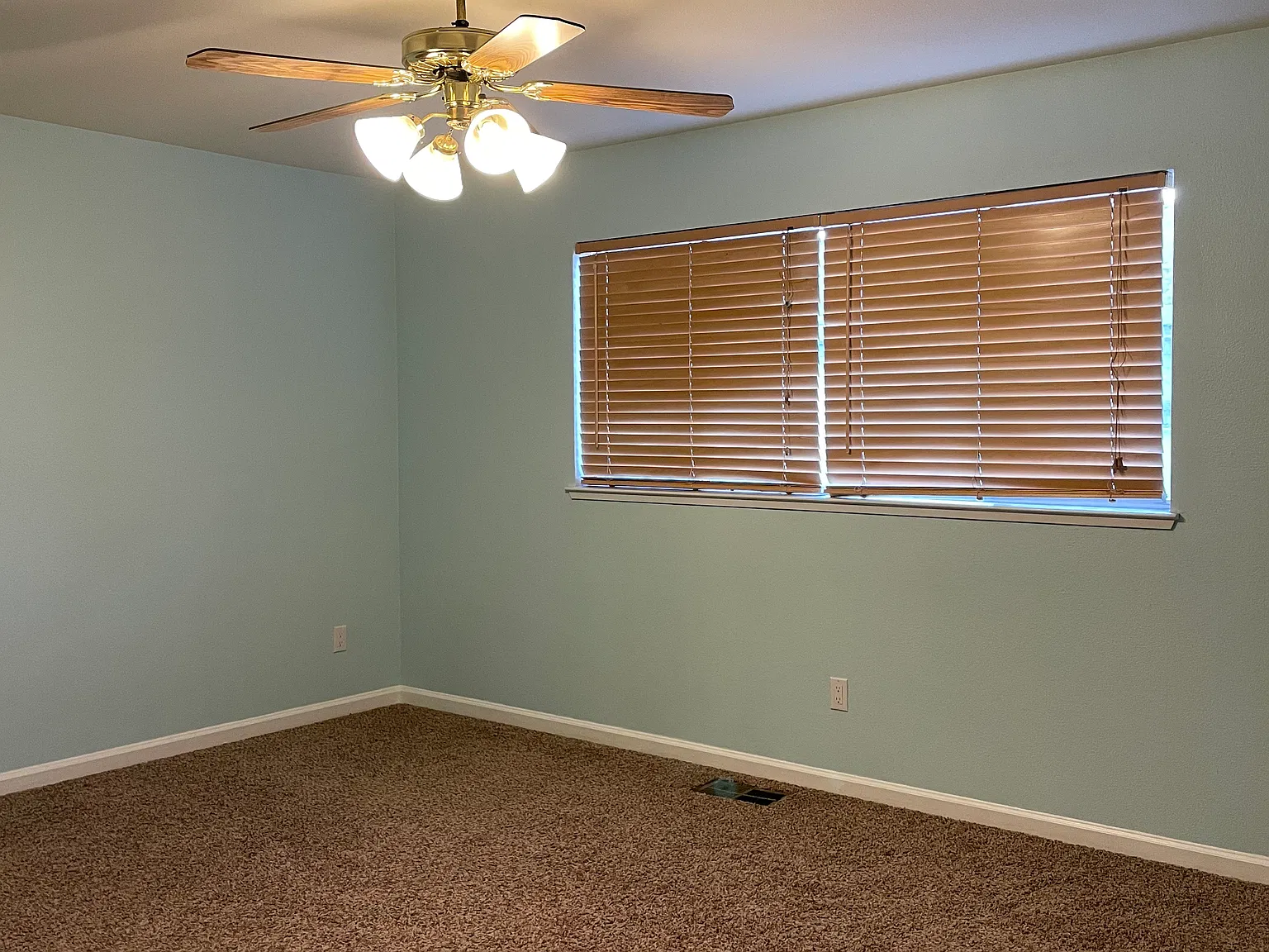 5 bed, 2234 sqft, $750 — Photo 1