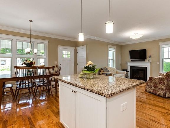 5th image of 24 Follinsbee Ln