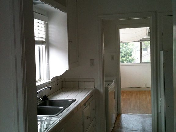 3rd image of 27 Roycroft Ave