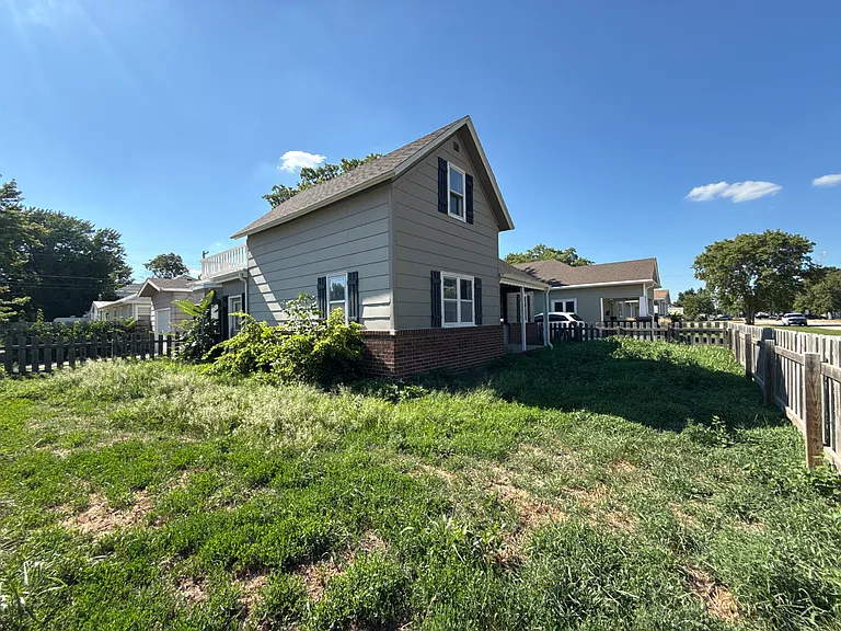 2202 D Ave — Photo 2