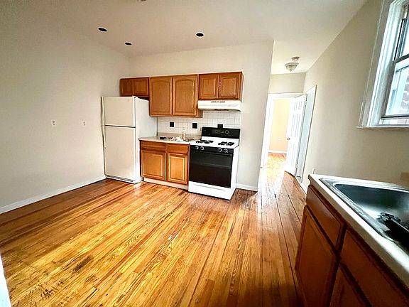3rd image of 1235 Bay St Floor 2