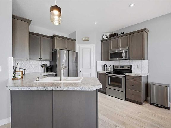 4th image of 64 S Henderson Cres