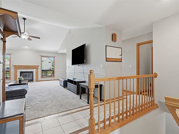 3rd image of 415 Fox Run