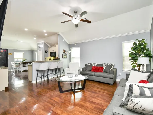 652 Maple Point Dr E, Conroe, TX 77301