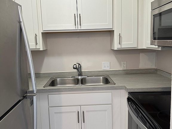 5th image of 401 Woodland Ave APT 4