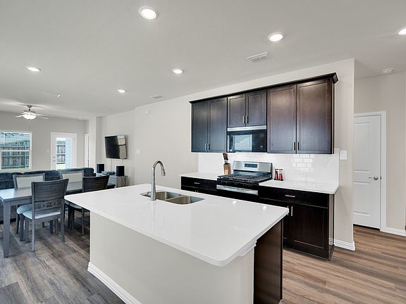 4th image of 610 Hemingway Ln