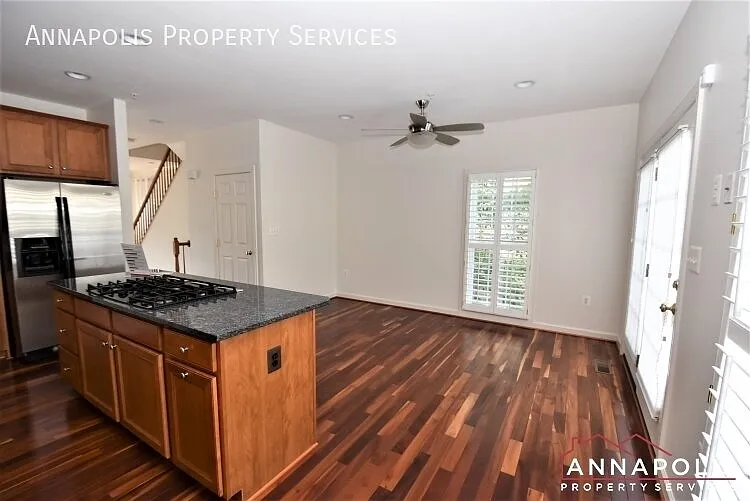 310 helmsman alley — Photo 4