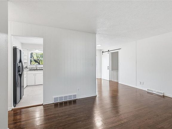4th image of 6102 Earnshaw St
